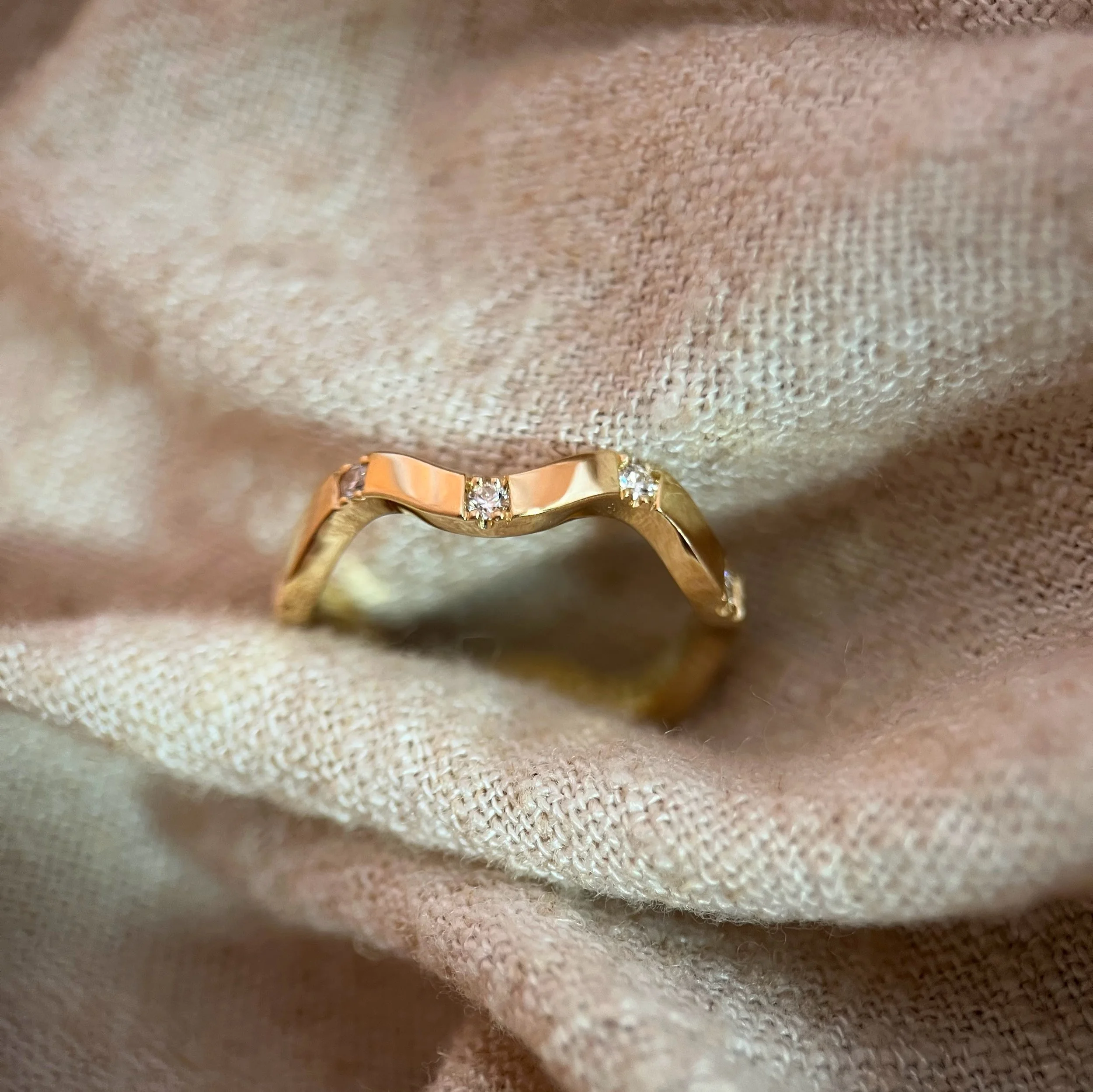 18ct yellow gold and diamond flowing fitted wedding band