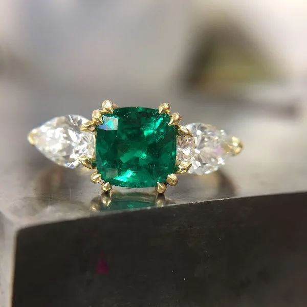 Emerald and diamonds in yellow gold