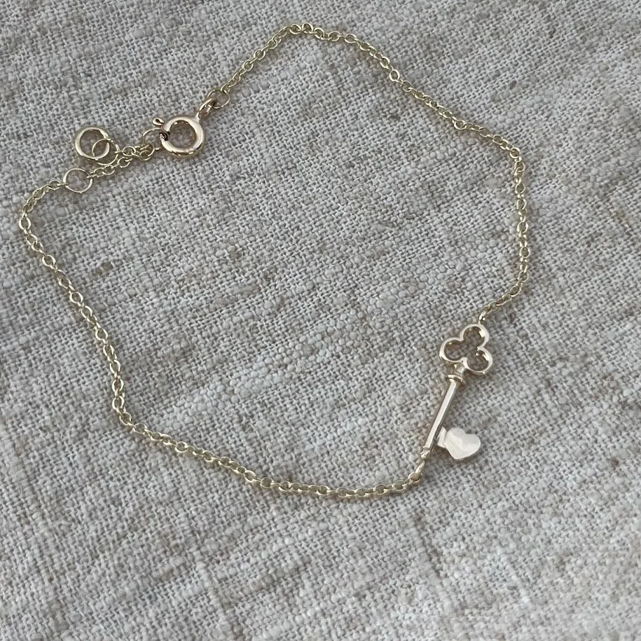 Vintage yellow gold key converted in a bracelet.