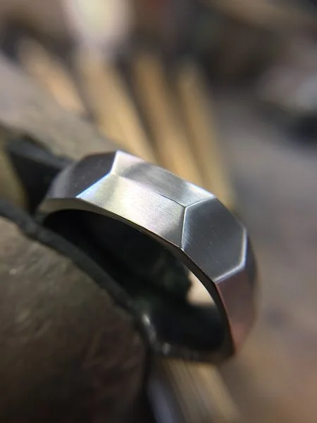 Faceted platinum band