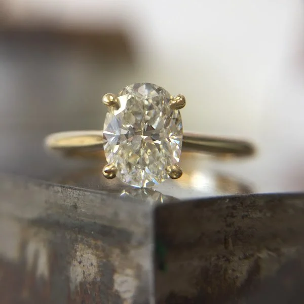 Oval diamond in yellow gold