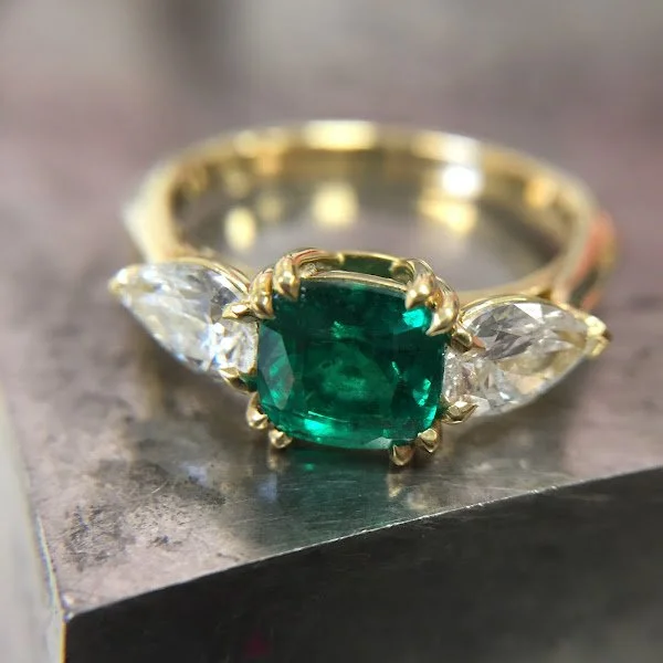 Emerald and diamonds in yellow gold