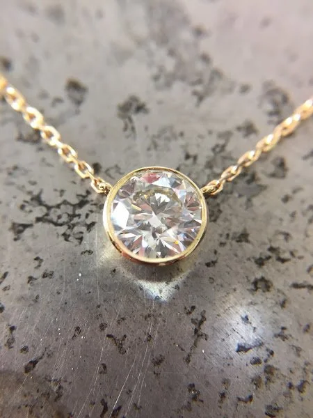 Diamond and yellow gold pendant