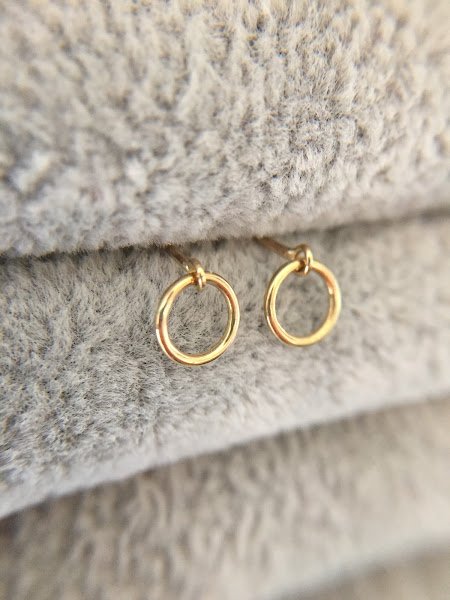 Loop studs in yellow gold