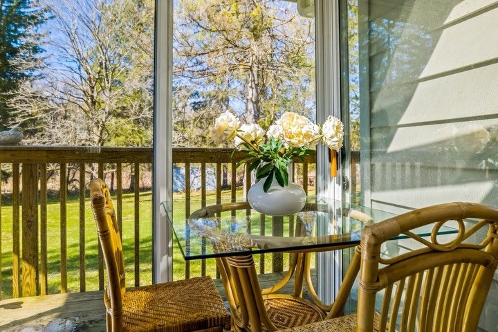 Sunroom hang, anyone? ☀️
#sunroom #realestatephotography #upstateNY #handandframe #homedecor