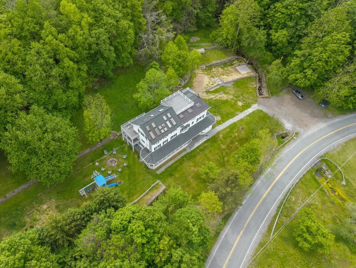 Check out this gigantic party palace in Mountain Dale. The whole gang can enjoy this immaculate short term rental in the Catskills. There is tons of space to sleep, eat, play, hang out, and soak up the views! 🌲🏔️ 

#catskillsny #realestatephotograp