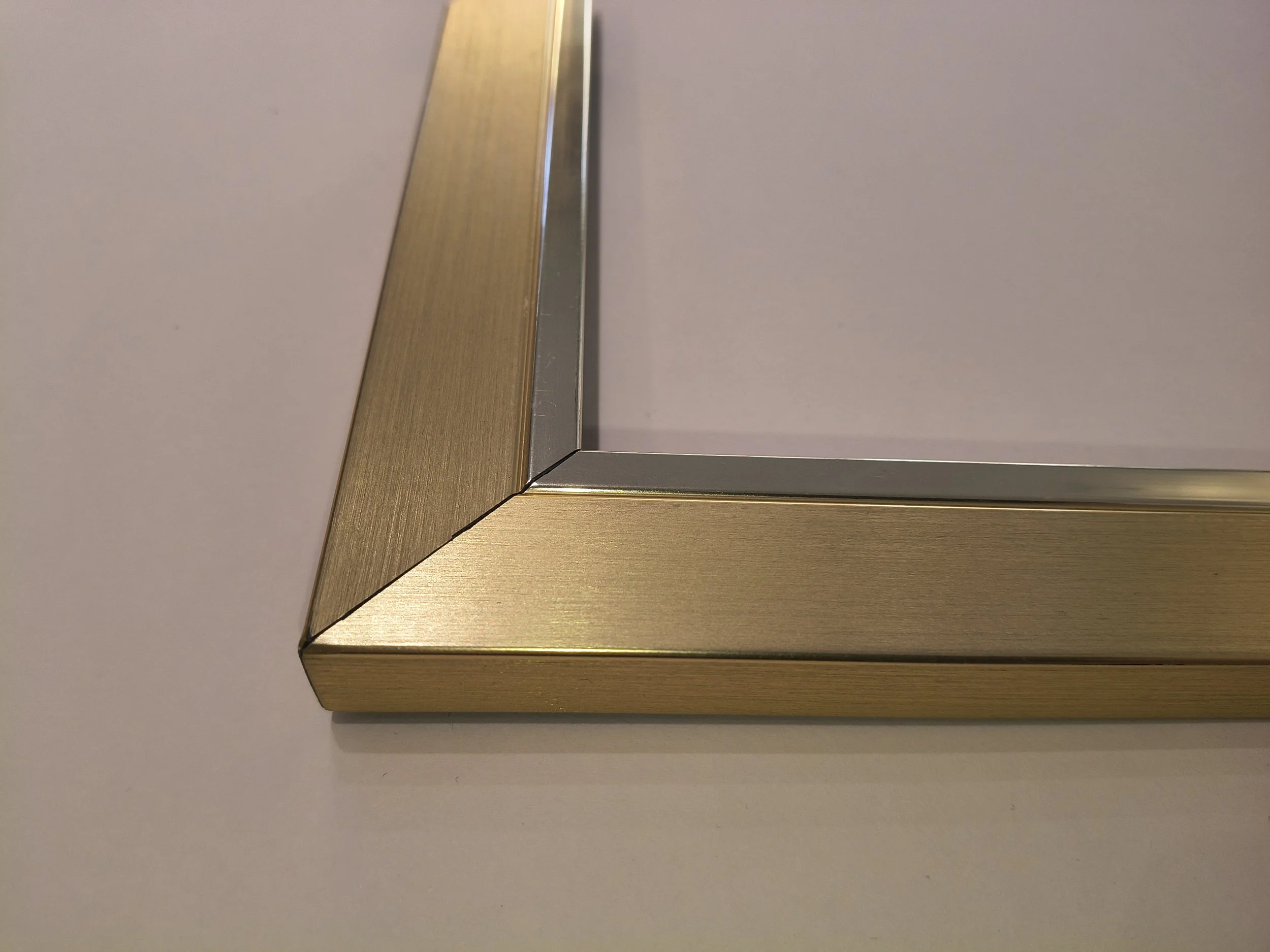Brushed gold, polished fillet