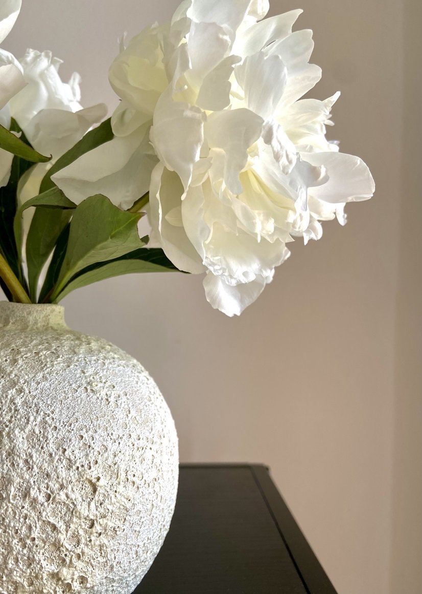 Maan vaas met witte bloemen