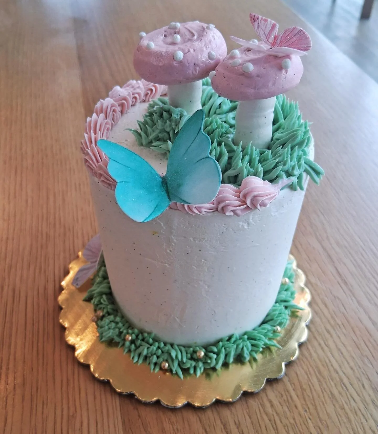 We&rsquo;ll have some special treats in the case for this very springy weekend! 🦋

🍋 Lemon Raspberry 4&rdquo; cake: two-layer lemon cake with lemon raspberry buttercream and filled with a raspberry pastry cream
🥕 GF carrot cupcakes with cream chee