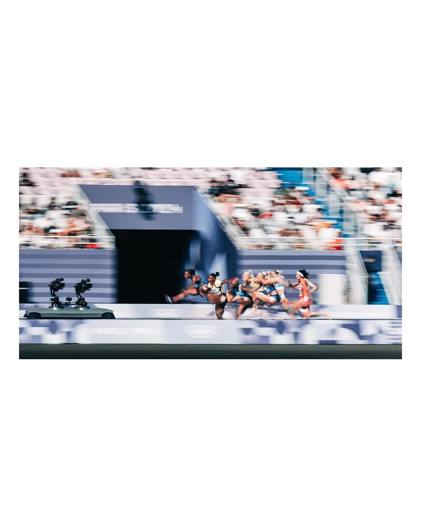 Damn they&rsquo;re fast ! 🏃&zwj;♀️🏃&zwj;♀️🏃&zwj;♀️
But gotcha !

Feeling so grateful that I was able to shoot these amazing athletes 

@olympics @sporarts @paris2024 
.
.
.
.
.
#streetmoment #dreaminstreets #eyeshotmag #street_macadam #MySPC #stre