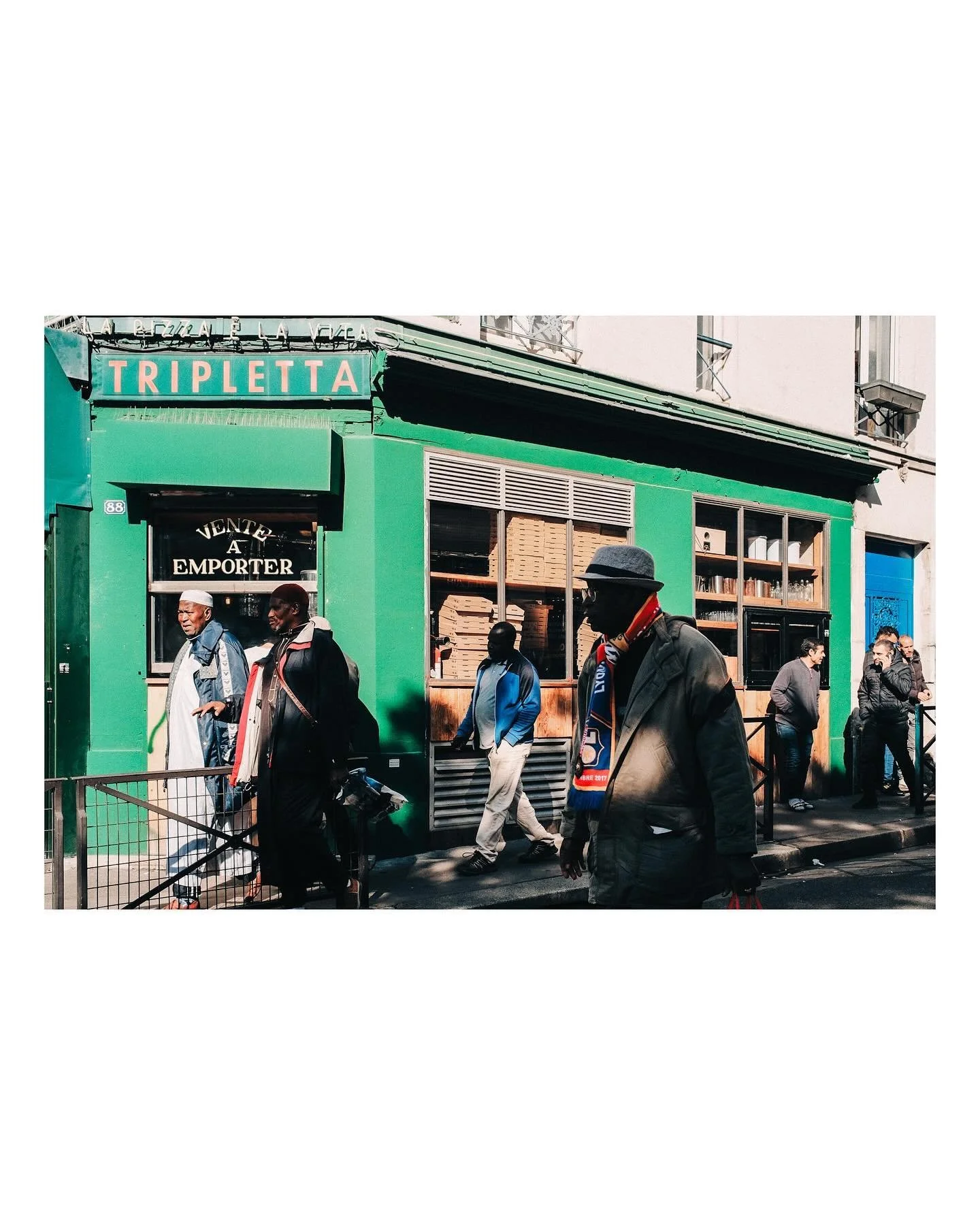 Allez, on revient &agrave; la photo de rue apr&egrave;s ces quelques posts &laquo;&nbsp;sportifs&nbsp;&raquo; 
Et rien de tel que les couleurs de Belleville pour s&rsquo;y replonger 

Oct 2024
.
.
.
.
.
#rromastreet
#SPi_Collective
#TDMMAG
#sublimest