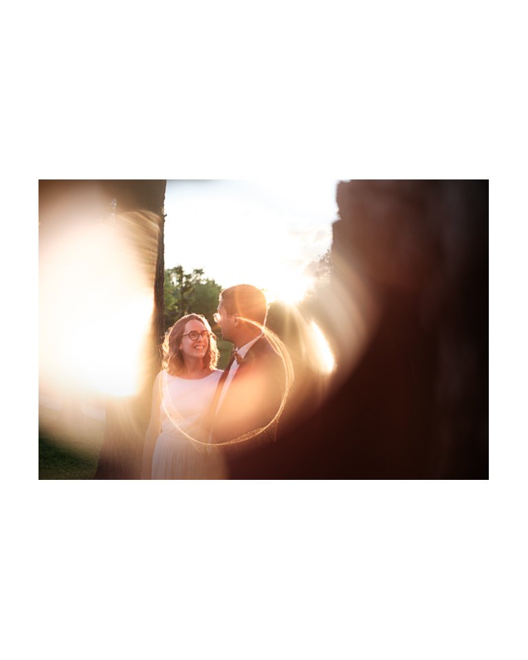 Les photos de couple, c'est indispensable. Mais pas au prix d'une heure arrach&eacute;e &agrave; la f&ecirc;te.
Je pr&eacute;f&egrave;re les distiller sur toute la journ&eacute;e : quelques minutes &agrave; la fin des pr&eacute;paratifs, au d&eacute;