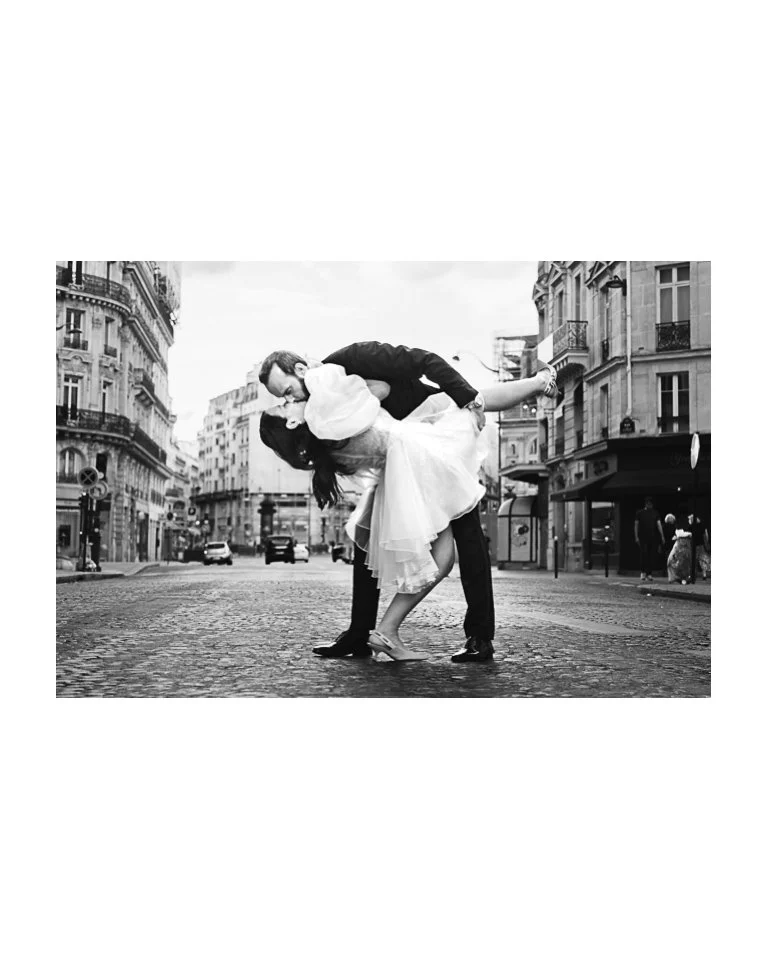 Les photos de couple, c'est indispensable. Mais pas au prix d'une heure arrach&eacute;e &agrave; la f&ecirc;te.
Je pr&eacute;f&egrave;re les distiller sur toute la journ&eacute;e : quelques minutes &agrave; la fin des pr&eacute;paratifs, au d&eacute;