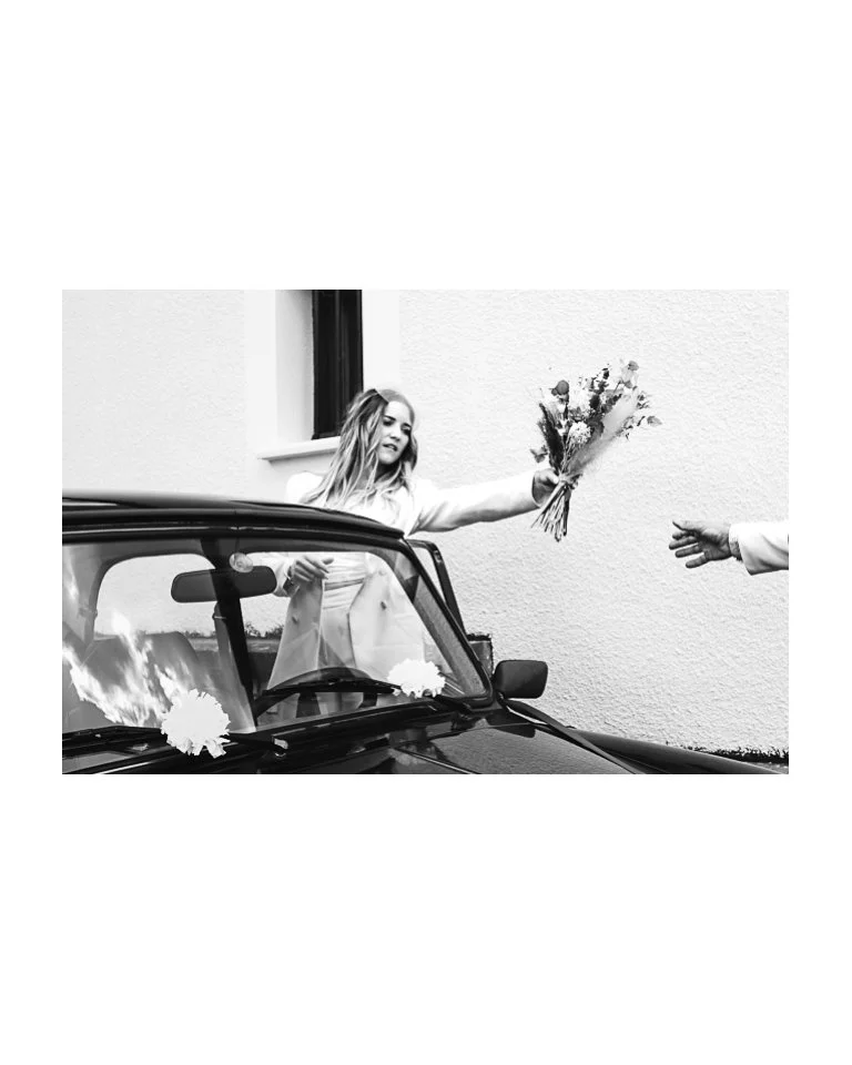 Un mariage, ce n'est pas que les grands moments.
C'est aussi les trajets, l'attente avant d'entrer, un &eacute;change rapide avant d'encha&icirc;ner.
Ces petits moments qui ne sont pas dans le programme mais qui restent.