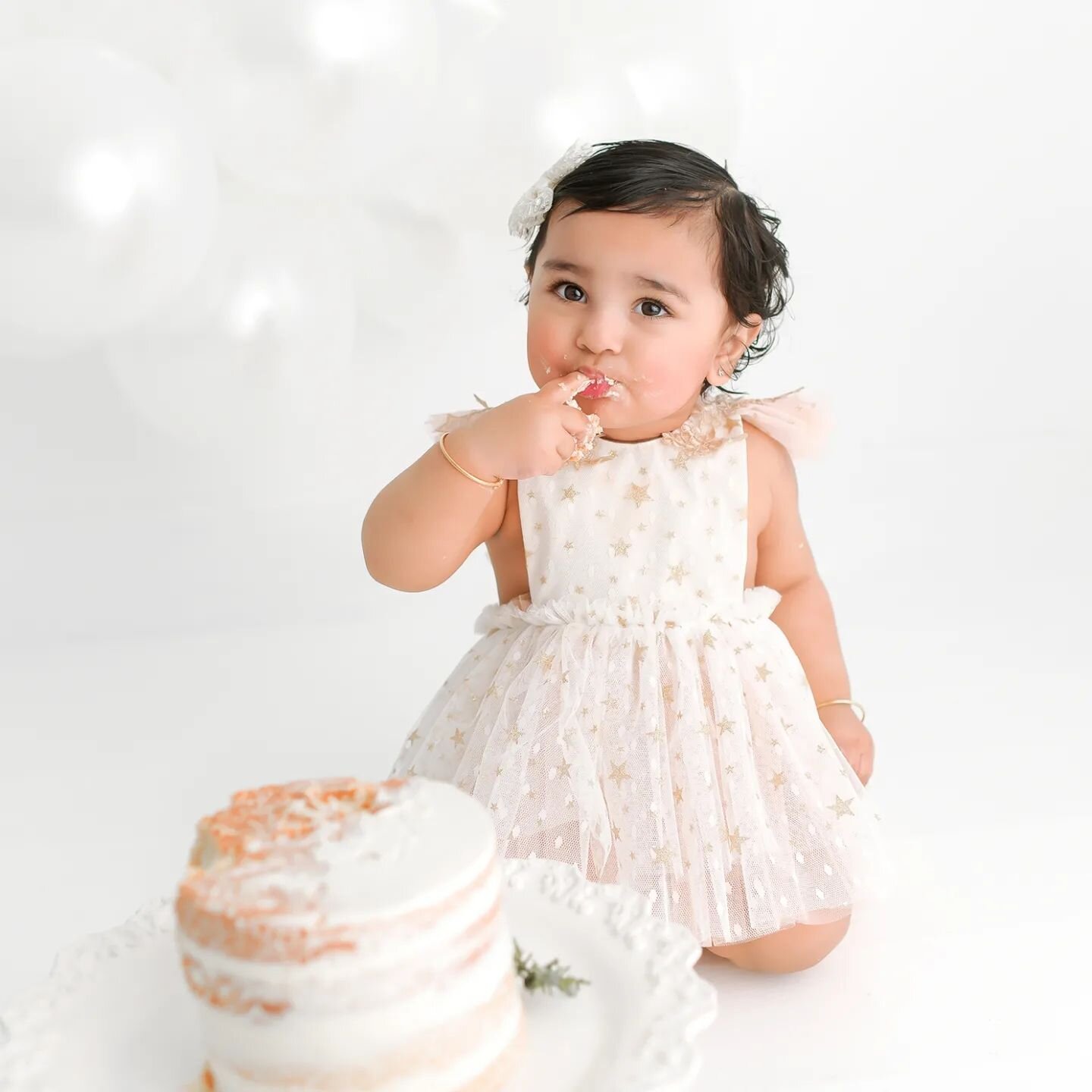 @cuppycakesbyjulie your cakes are just too good 💗 sometimes we have to smash our faces into it to get the full experience 😂 scroll 👉🏻

#coquitlambabyphotographer #tricitiesmoms #smashcakesession #vancouverbabyphotographer