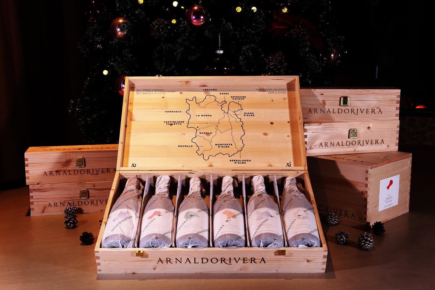 // 聖誕跨年活動開跑 //
聖誕節誇年最佳送禮首選，Buzzed Wine維焄葡萄酒禮盒組，2021的最後一個月，讓我們一起陪您倒數 ❤️🔥❤️🔥❤️🔥想了解酒單可以私訊或在下方留言+1唷！
-
▫️活動時間：12/1-12/30
▪️活動內容：Arnaldo Rivera酒莊Barolo MGA單瓶裝/六瓶裝禮盒組「 一律9折 + 免運費 」
▫️AR酒莊介紹: 開始於2013年份，AR葡萄酒是酒莊與其中幾個成員間官方協議的成果，協議約束：
🇮🇹平均面積不超過0.5公頃的小片葡萄田