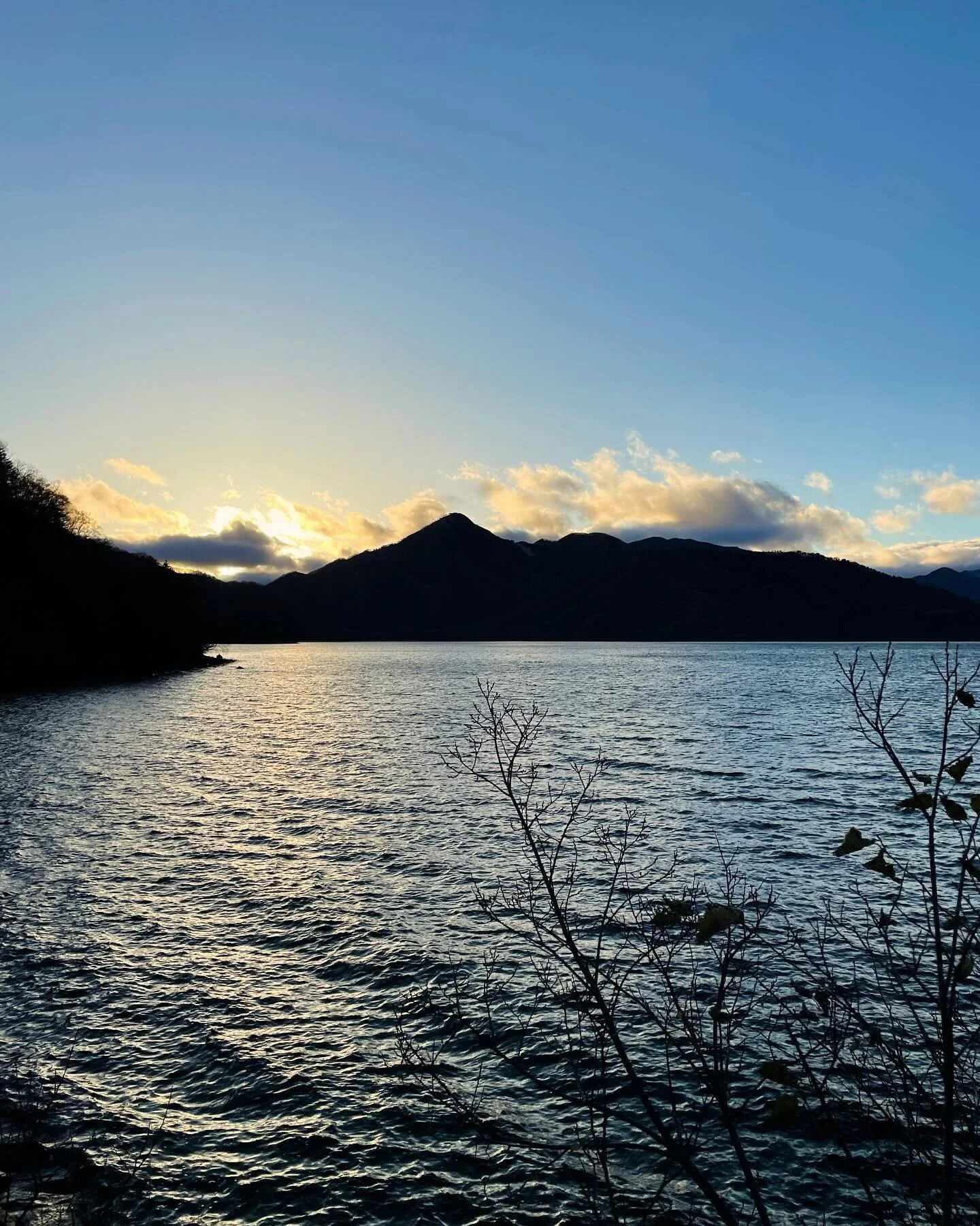 N I K K O 🇯🇵 With a National Park spanning lakes, mountains, forests + waterfalls, this captivating destination also boasts multiple UNESCO World Heritage Sites, a luxurious lakefront hotel + top-notch dining. Highlights + tips below from our time 