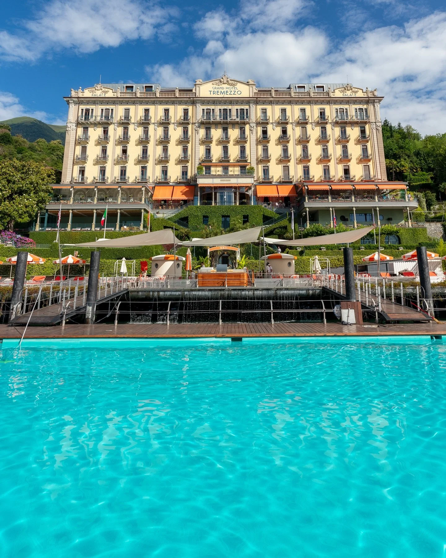Nothing like a floating pool on the lake!
🏨 @ghtlakecomo
