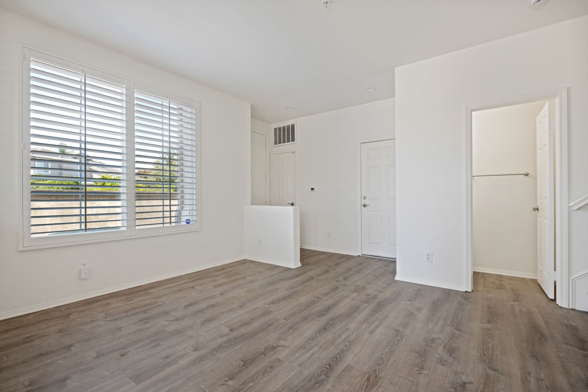 06 - Living Room.jpg