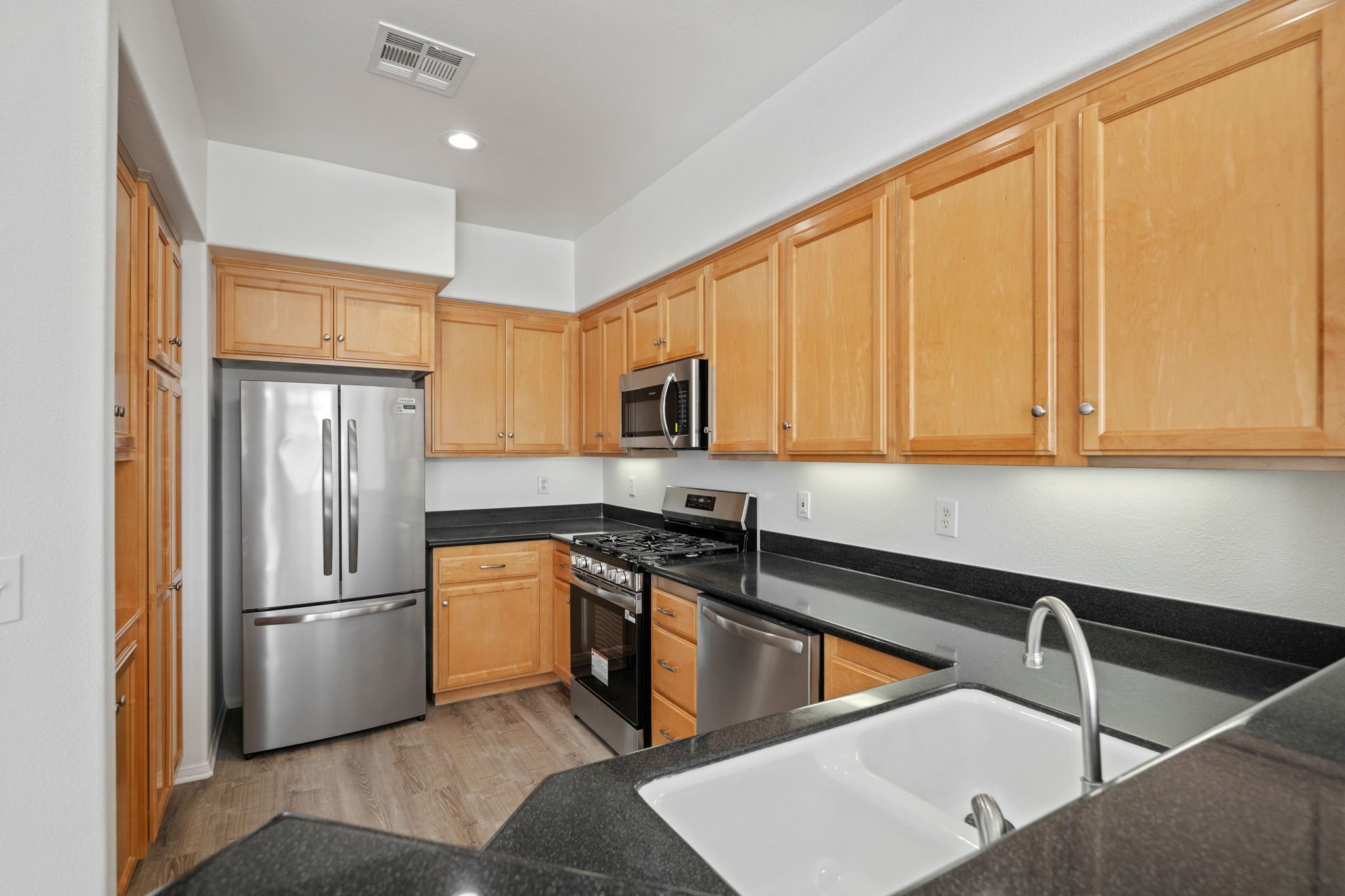14 - Kitchen.jpg