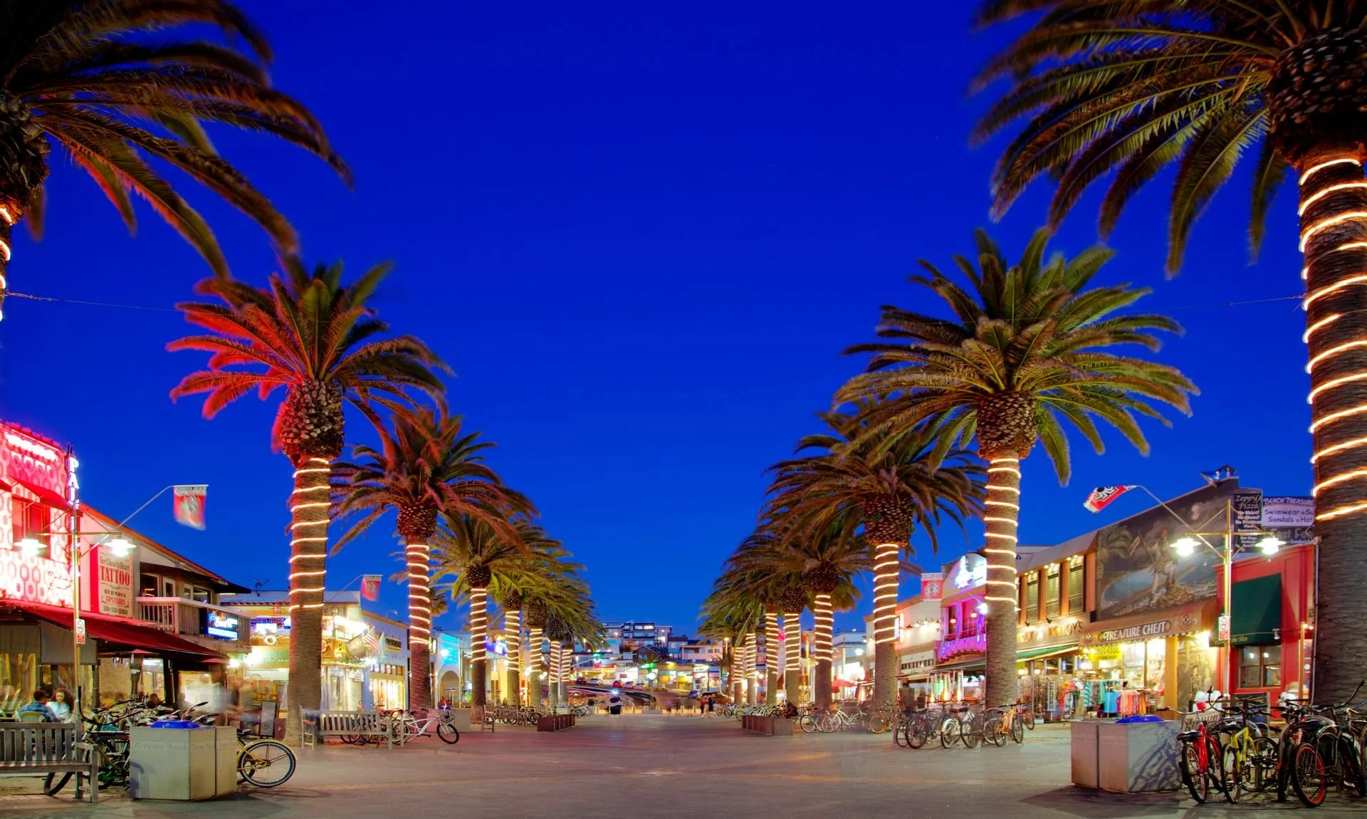 Downtown Hermosa 
Beach - Pier Plaza  1/2 mile walk

