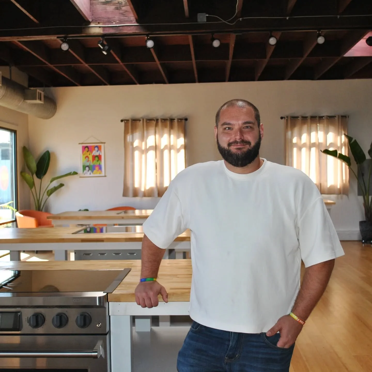 👨&zwj;🍳Who's in the Kitchen?! Meet Chef Matt.

He's the one who can explain how to make the perfect stir fry at home. The chef who believes every home cook deserves to just have FUN. Think serious expertise with a playful spirit. And yes, he's defi