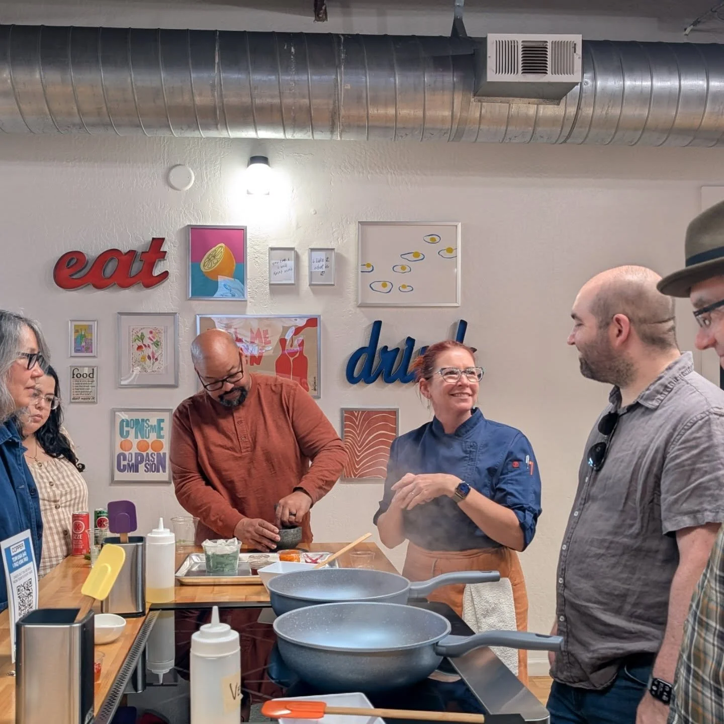 We love when the kitchen is full, especially when our guests want to know more about sustainable cooking and appliances. We teach our classes exclusively on "Charlie" induction ranges by @copperhome_ which gives us the chance to combine lea