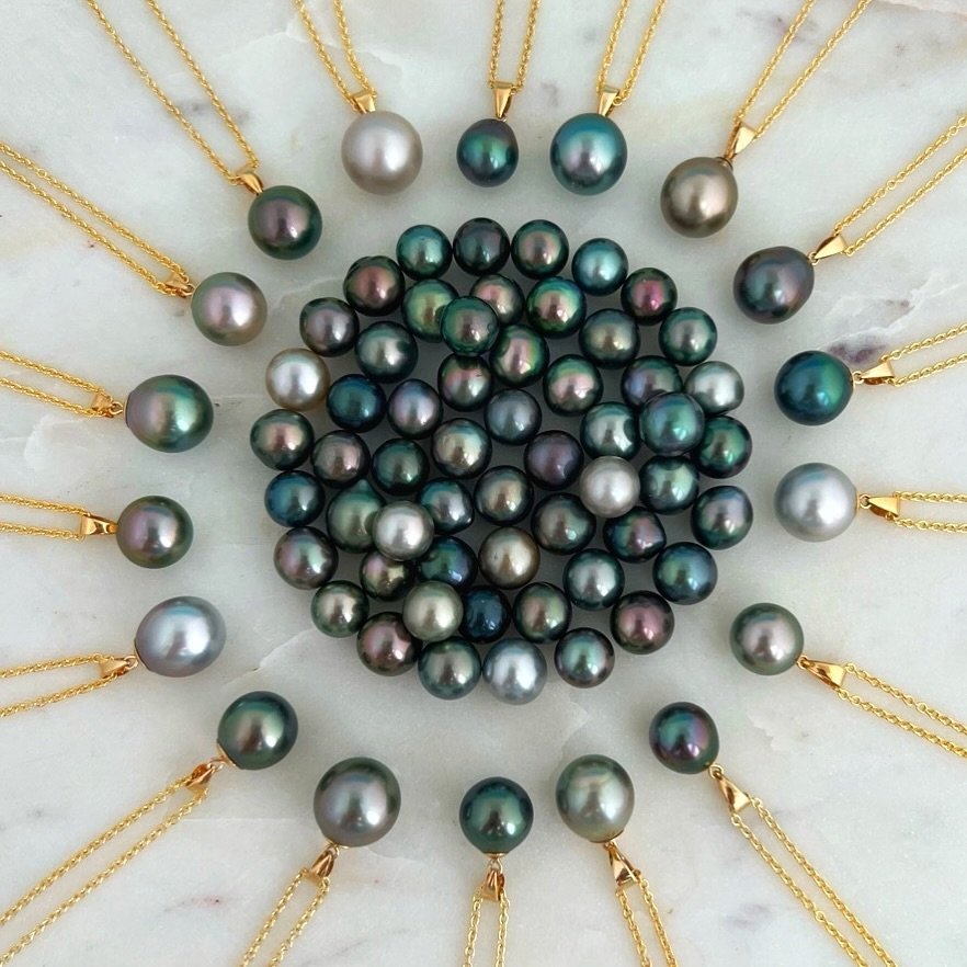 Tahitian Pearl Colors 🌈 

Tahitian pearls exhibit a mesmerizing array of colors, ranging from deep blacks and grays to vibrant greens, blues, and purples.
Their hues are often described as iridescent, with a lustrous sheen that dances in the light.

