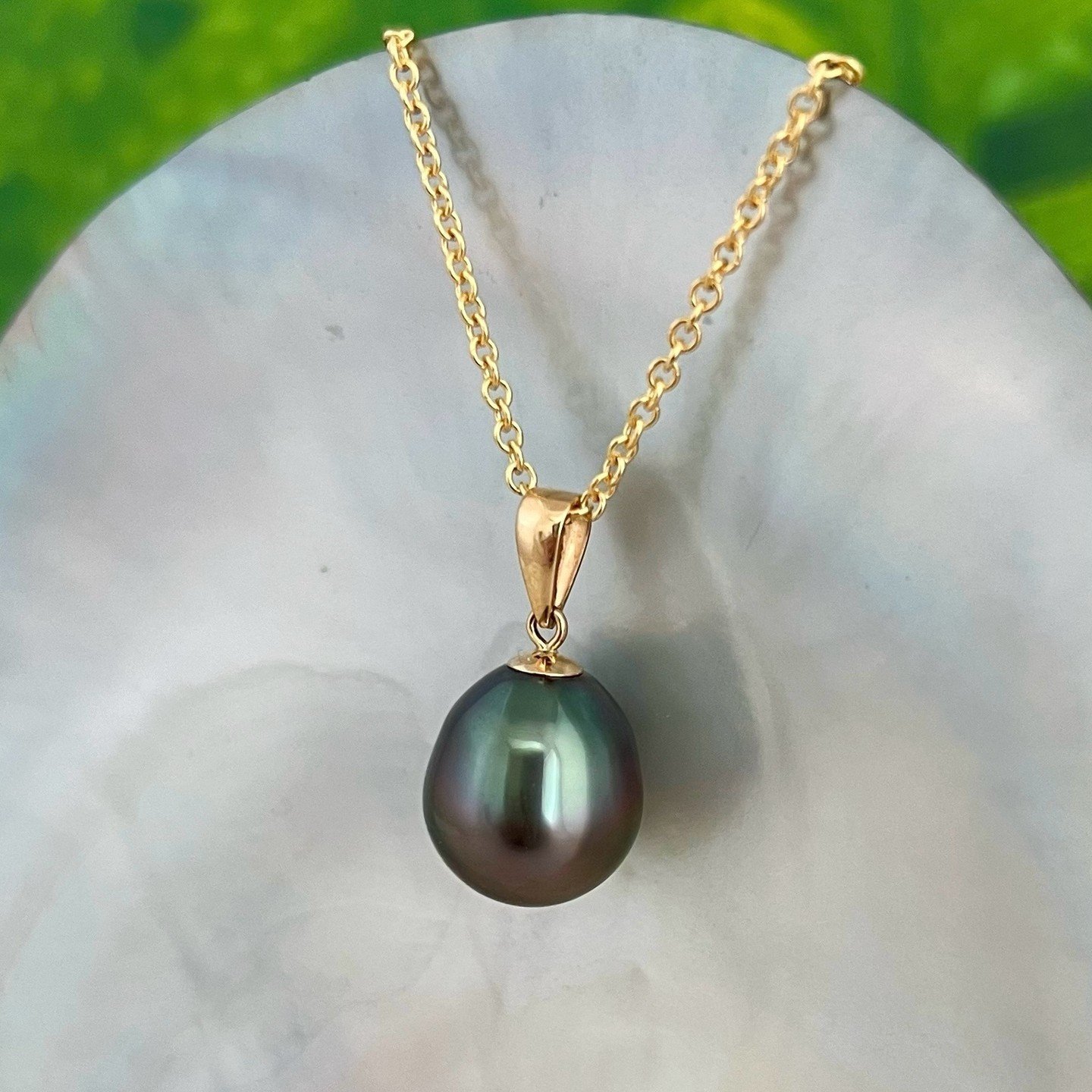 𝐀𝐮𝐛𝐞𝐫𝐠𝐢𝐧𝐞 💜

When mesmerizing hues of teal and purple beautifully blend together in just the right places to offer a unique pearl that will take your breath away with it's flawless quality.

&bull;One-and-Only, DM to purchase
or head over t