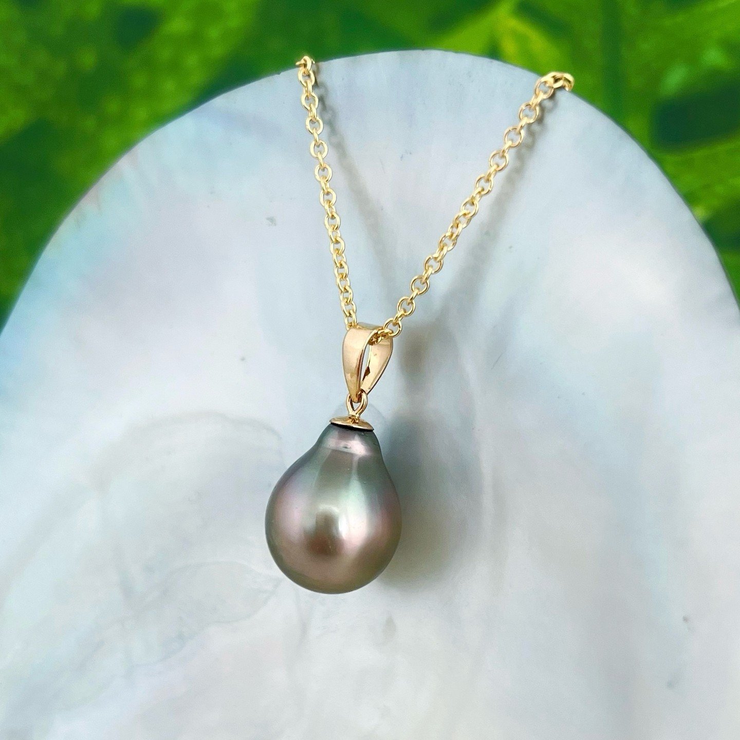 𝑪𝒉𝒂𝒎𝒑𝒂𝒈𝒏𝒆 𝑹𝒐𝒔&eacute; 🍾 

Naturally Crafted into a splendid 12.1mm teardrop shape, this flawless pearl boasts a unique fusion of gold and pink hues, making it an ideal choice for those seeking a one-of-a-kind treasure.

&bull;One and Onl