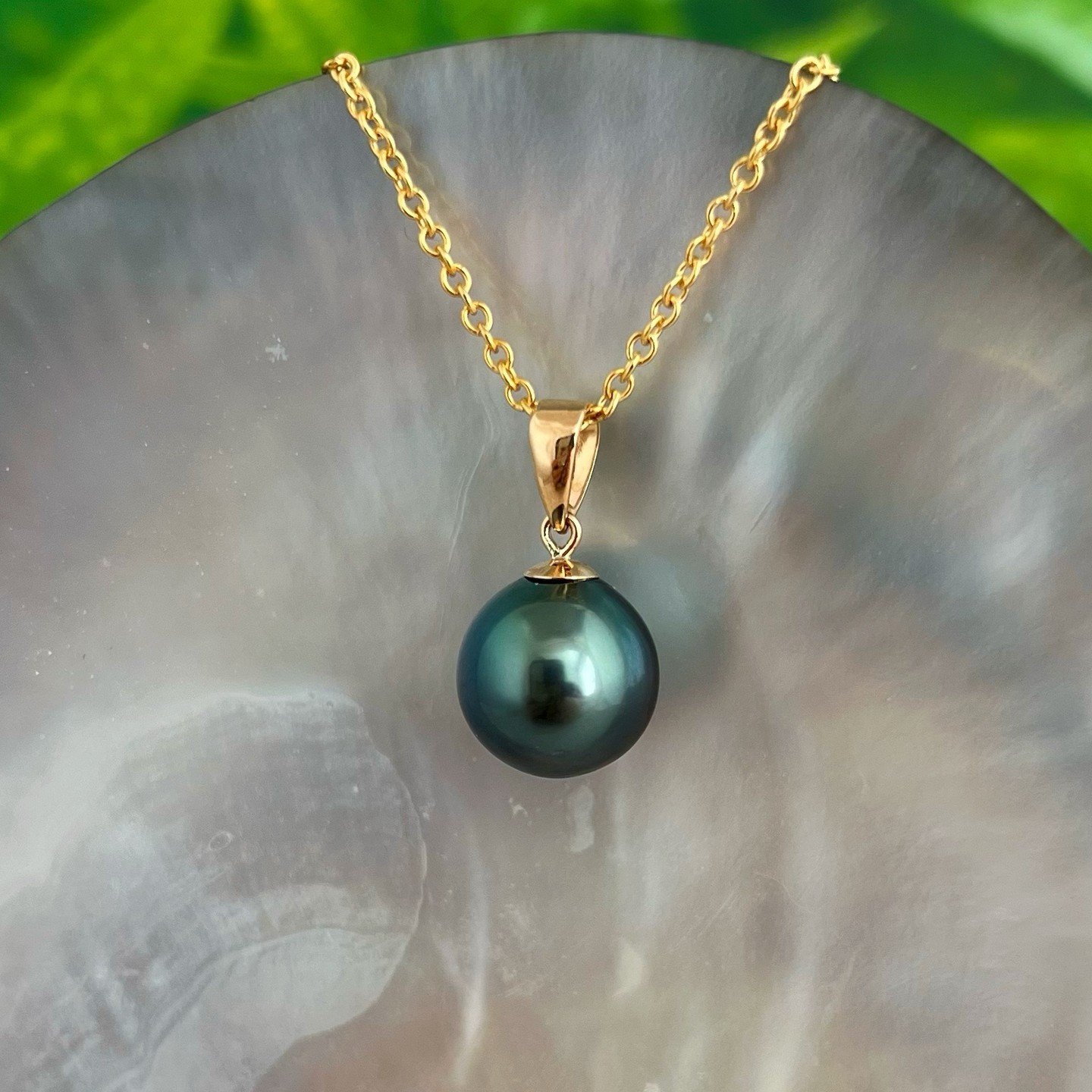 𝐎𝐜𝐞𝐚𝐧 𝐁𝐥𝐮𝐞 🌊

As the ocean's depths embrace the surface with a radiant glow, this pearl embodies the magic of hidden wonders, enchanting all who catch sight of its shimmering charm.

#tahitianpearlnecklace #tahitianpearl #tahitianpearls