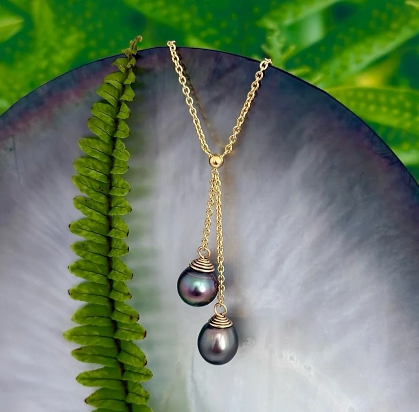 ☀️HIGHLIGHT ☀️
This minimalist Tahitian pearl lariat necklace features two luminous pearls with vibrant peacock pink and green overtones, delicately suspended from a gold vermeil chain for an elegant touch of island sophistication.

Head over to our 