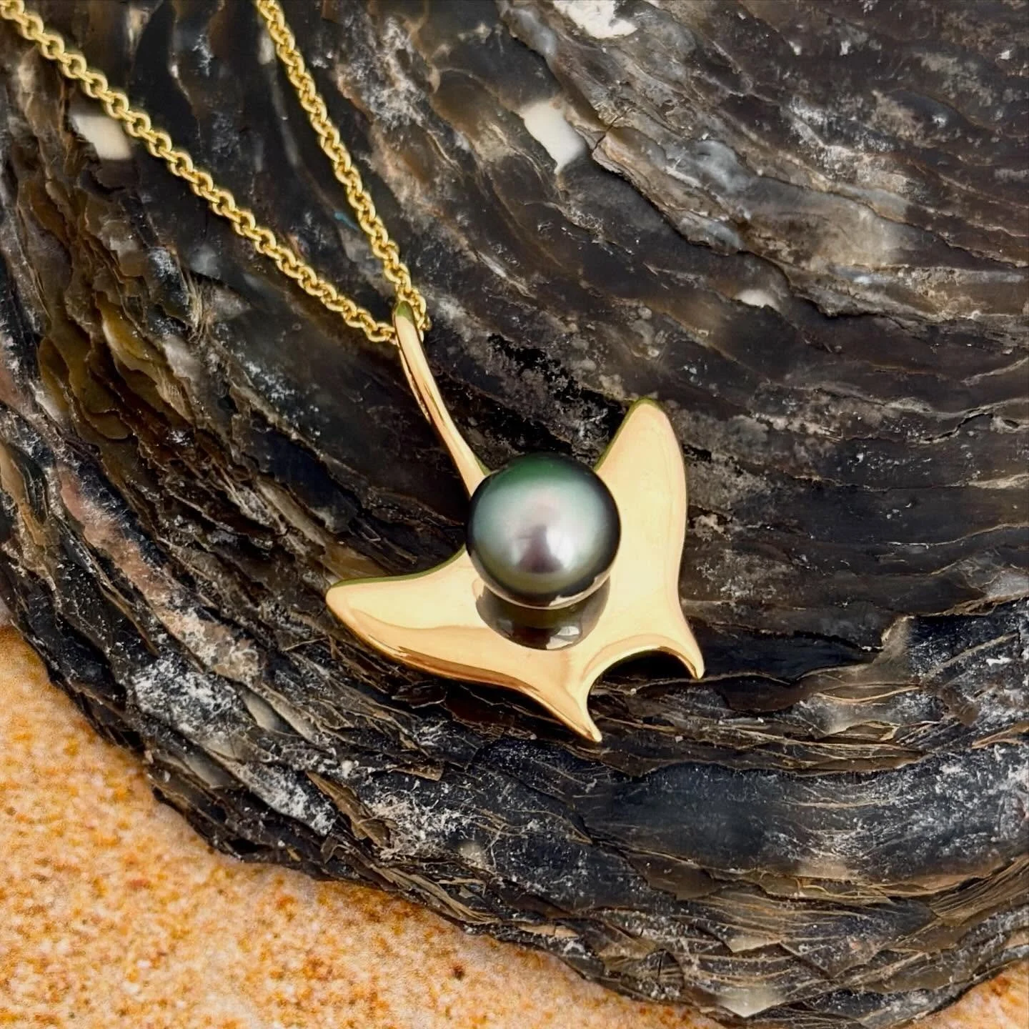 🌊 Hāhālua 🌊 

This one-of-a-kind necklace honors the ocean and the deep connections we share with it. Shaped as a graceful manta ray, this design represents the &lsquo;Aumākua &mdash; a family guardian spirit in Hawaiian culture, believed to watch 
