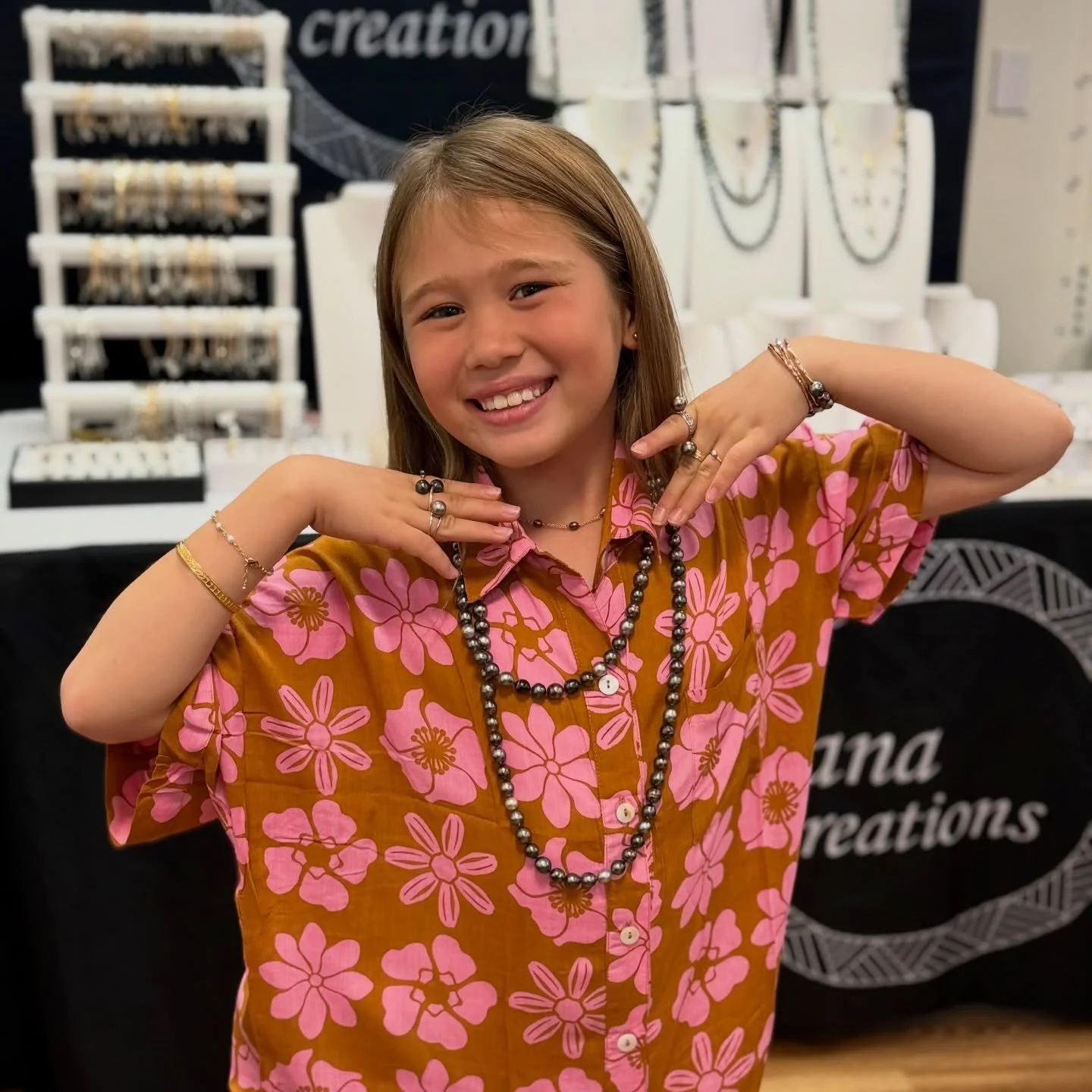 📍 We&rsquo;re LIVE at Kaʻahumanu!
My daughter is showing off her full Te Hotu Mana stack today &mdash; come get your Tahitian pearl set and build the look you&rsquo;ve been dreaming of. 🌺✨

We&rsquo;re set up inside the old CVS/Longs at Queen Kaʻah