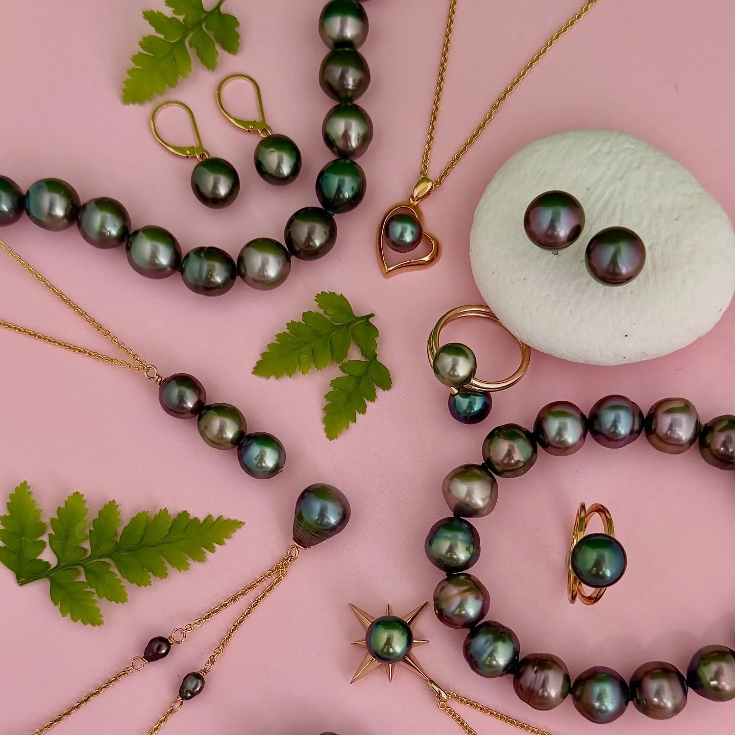 We&rsquo;ll be at the Ben Franklin Craft Fair tomorrow ✨ 

📍Queen Ka&rsquo;ahumanu Shopping Center (back parking structure)
🗓️May 3rd, 2026 from 9AM to 2PM

Come talk story, see our latest Tahitian pearl pieces in person, and find something truly o