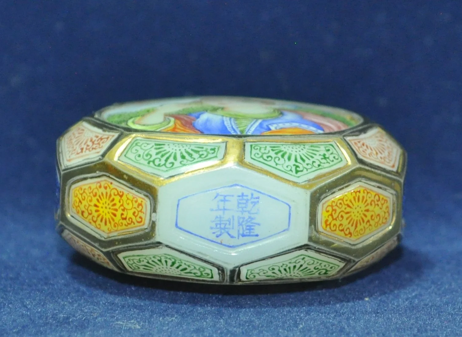 八面乾隆本朝御制西洋女珐琅涅白鼻烟壶4.4x2.1x5.0cmDSC_0172 - Copy.JPG