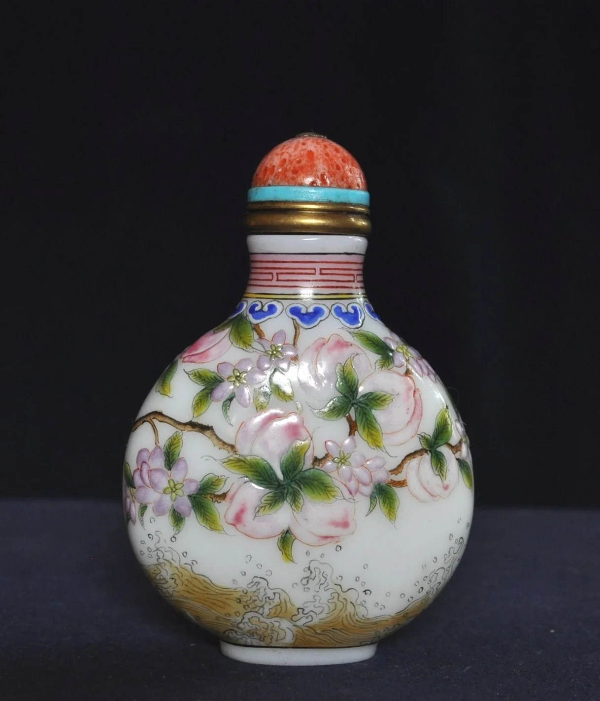 乾隆 琺琅彩九桃涅白料鼻烟壶DSC_0861.JPG