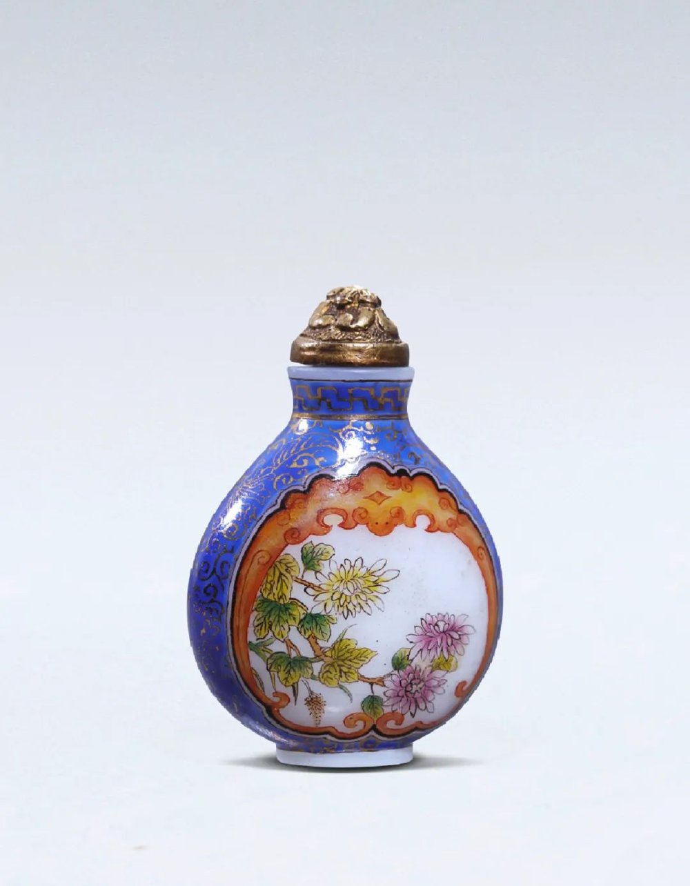 珐琅彩涅白料鼻烟壶Famillie-Rose enamel on translucent white 珐琅彩涅白料鼻烟壶Famillie-Rose enamel on translucent white