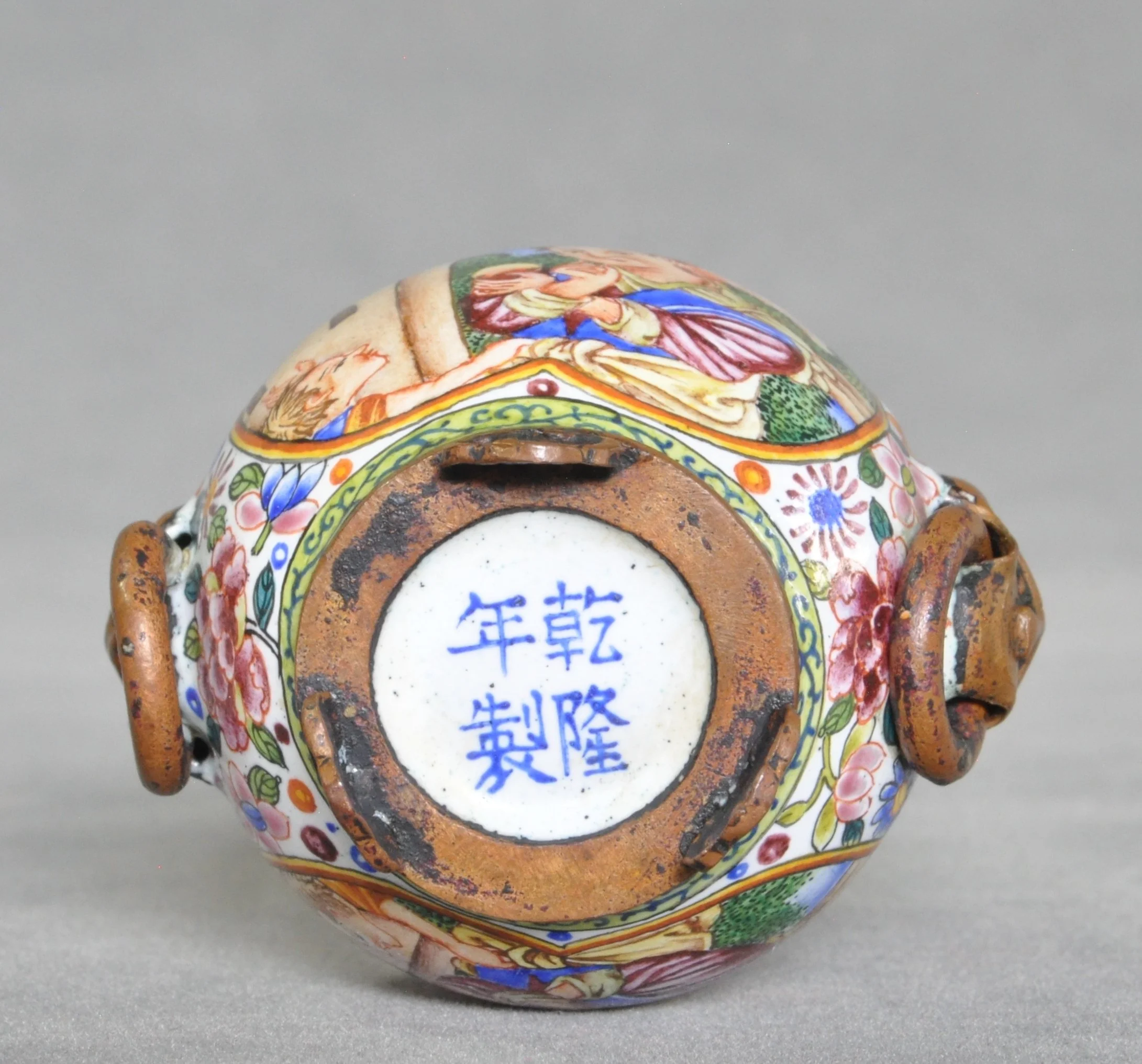 乾隆御制缸形三如意足双铺首环铜胎城堡西洋仕女小童珐琅彩鼻烟壶 4.4X3.5X4.6CM DSC_0277.JPG