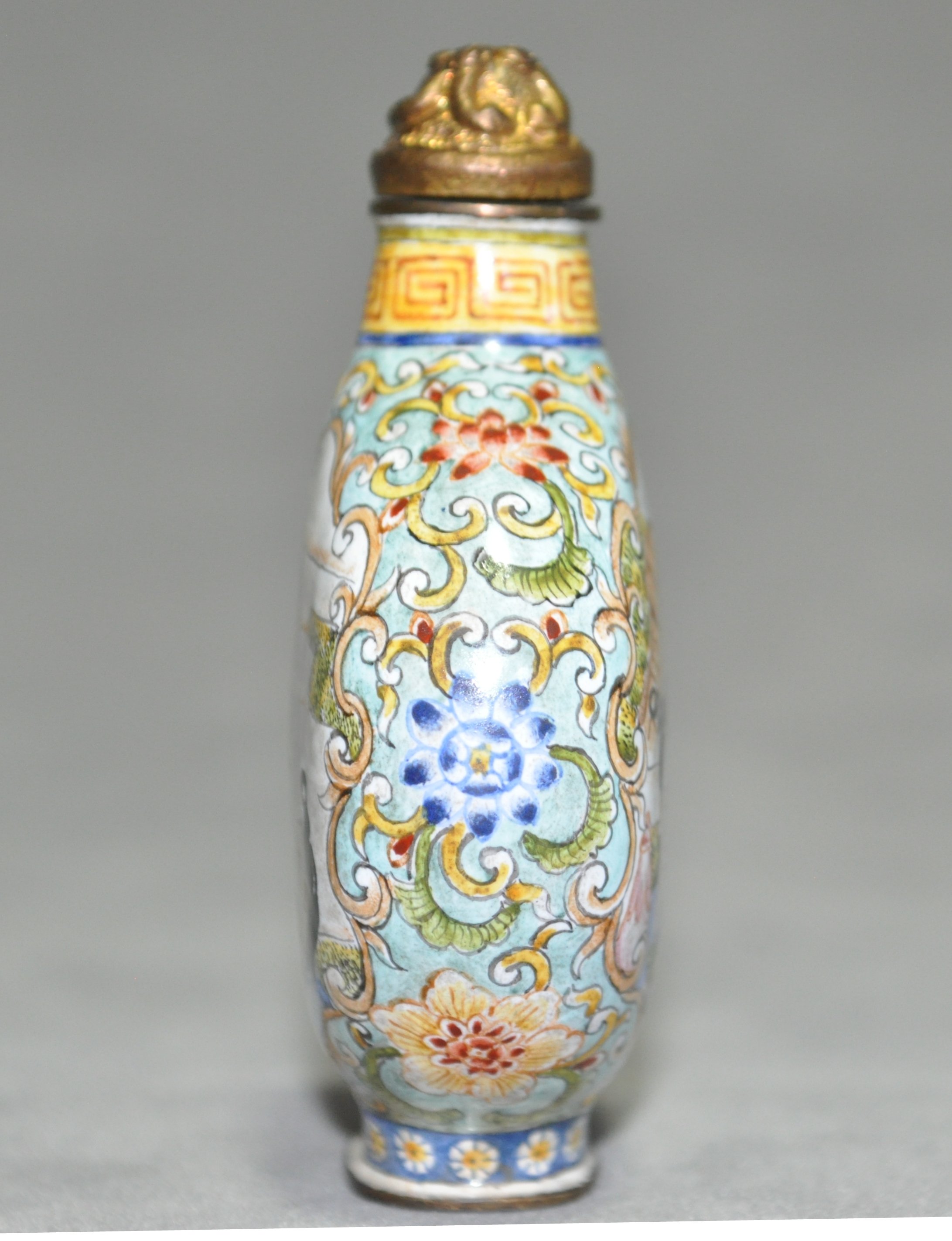 LKW149 乾隆年制蓝楷书款 琺琅彩开光梳发髻中国母女     边缠枝西番莲  颈红回文 扁圆铜胎鼻烟壶 4.8X1.9X5.8 公分 DSC_0294 - Copy.JPG