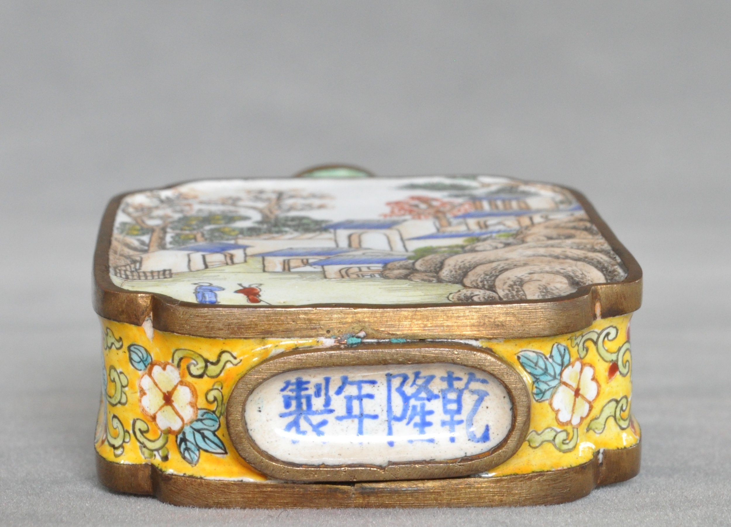 乾隆 御制琺琅彩铜胎长方边框人物楼阁山水鼻烟壶 4.3X1.6X7.2CM DSC_0326.JPG