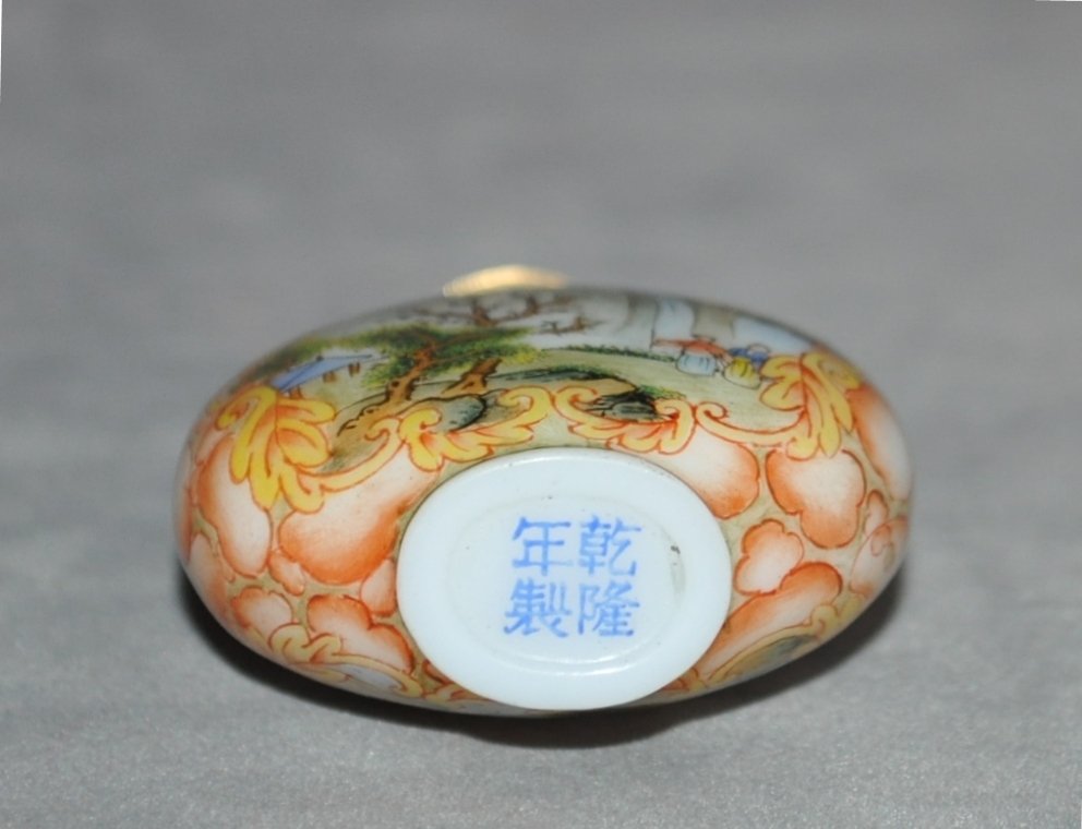 乾隆 涅白玻璃料琺琅彩御制开光二老桃花山水鼻烟壶4.5x2.3x5.1cm  DSC_1006.JPG