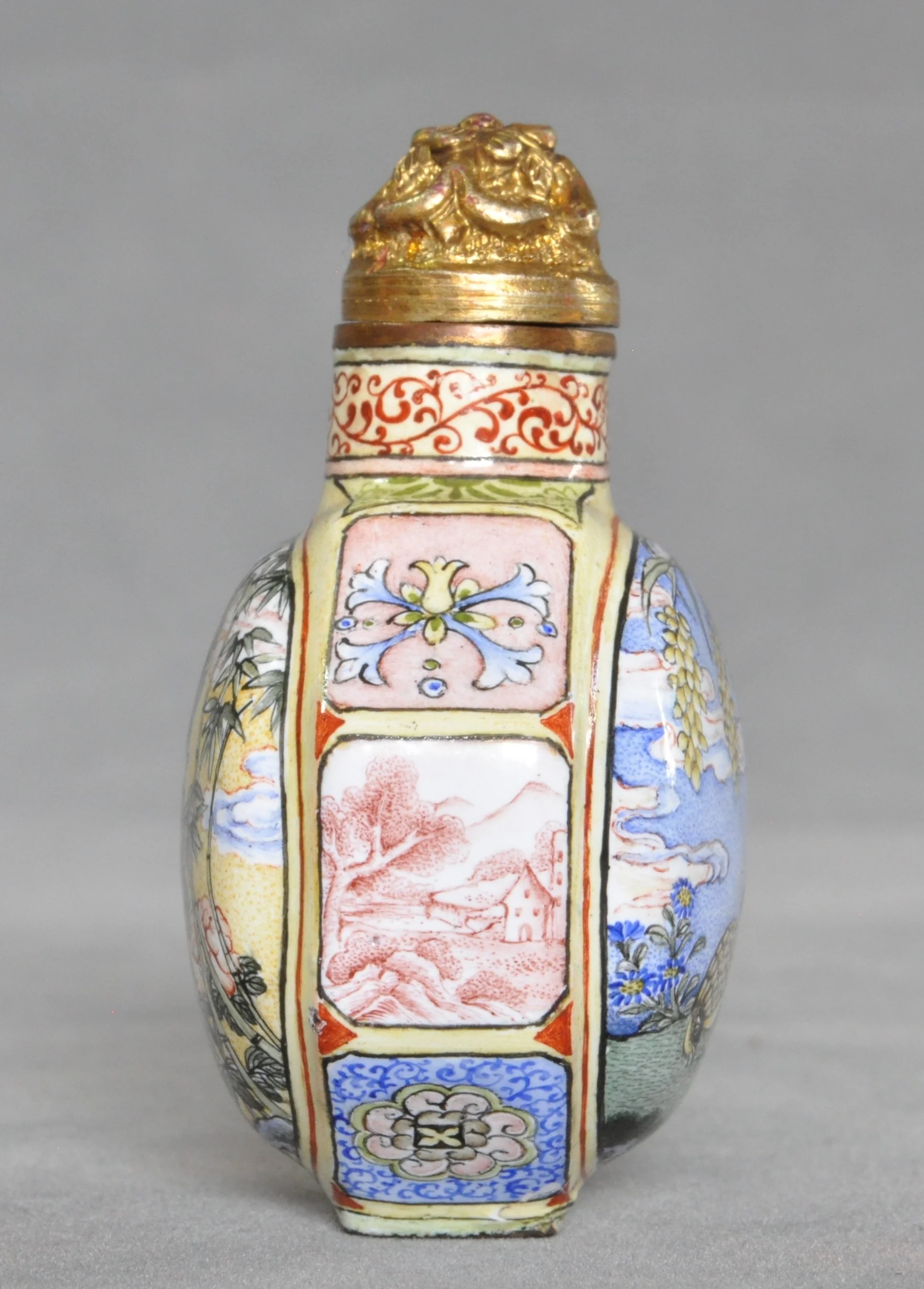 LKW84乾隆 御制琺琅彩铜胎御制面喜鹊鹌鹑边胭脂红西洋屋    八边鼻烟壶 4.2X3.0X5.9公分 台北故宫有类似鹌鹑图案但圆形琺琅彩铜胎圆鼻烟壶 DSC_0318 - Copy.JPG