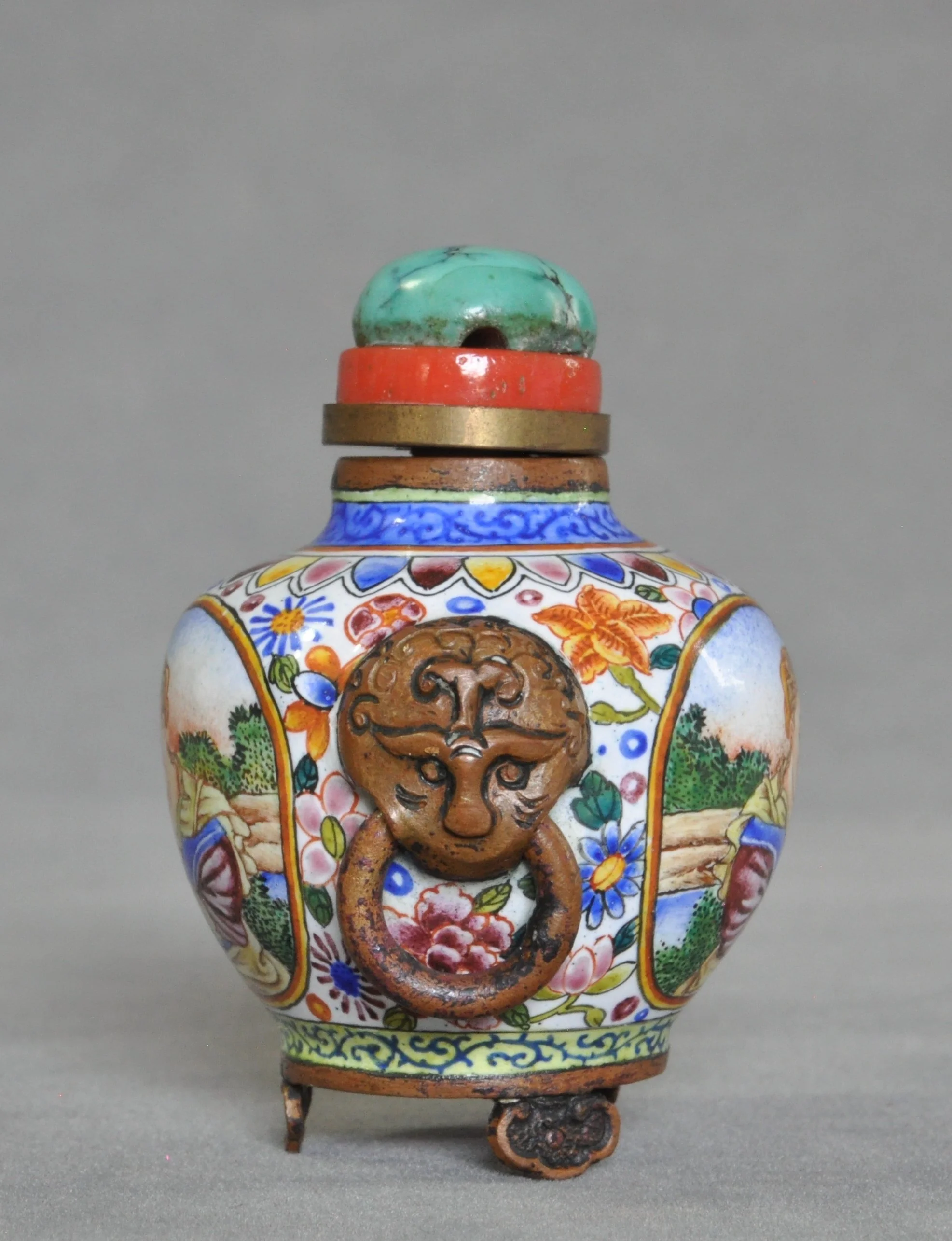 乾隆御制缸形三如意足双铺首环铜胎城堡西洋仕女小童珐琅彩鼻烟壶 4.4X3.5X4.6CM DSC_0273.JPG