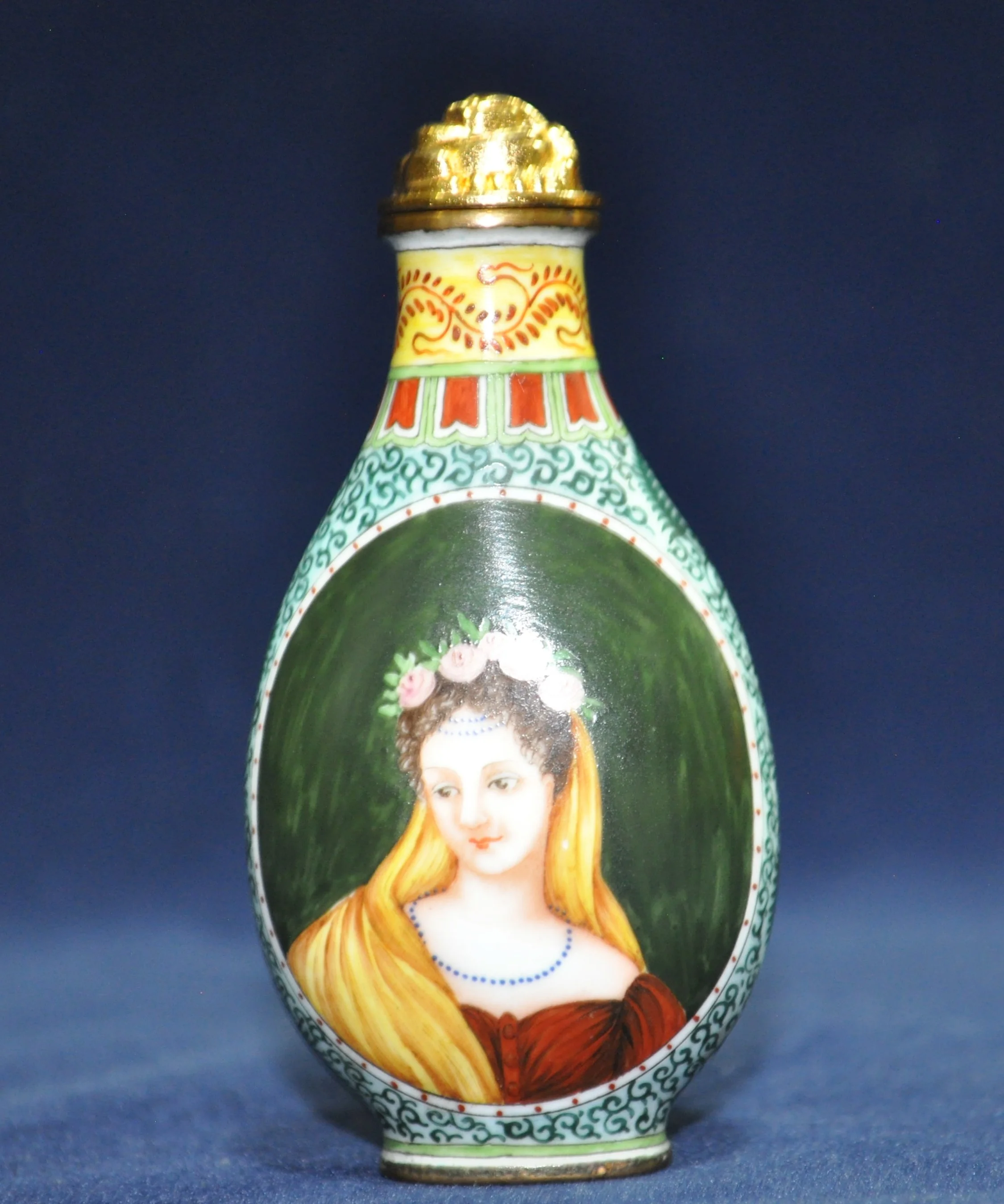 LSM  乾隆御制 特 深蓝, 特厚料 内膳堂 款 铜胎珐琅彩戴头巾西洋仕女抱小羊鼻烟壶 3.8x2.2x6.8公分 DSC_1003.JPG