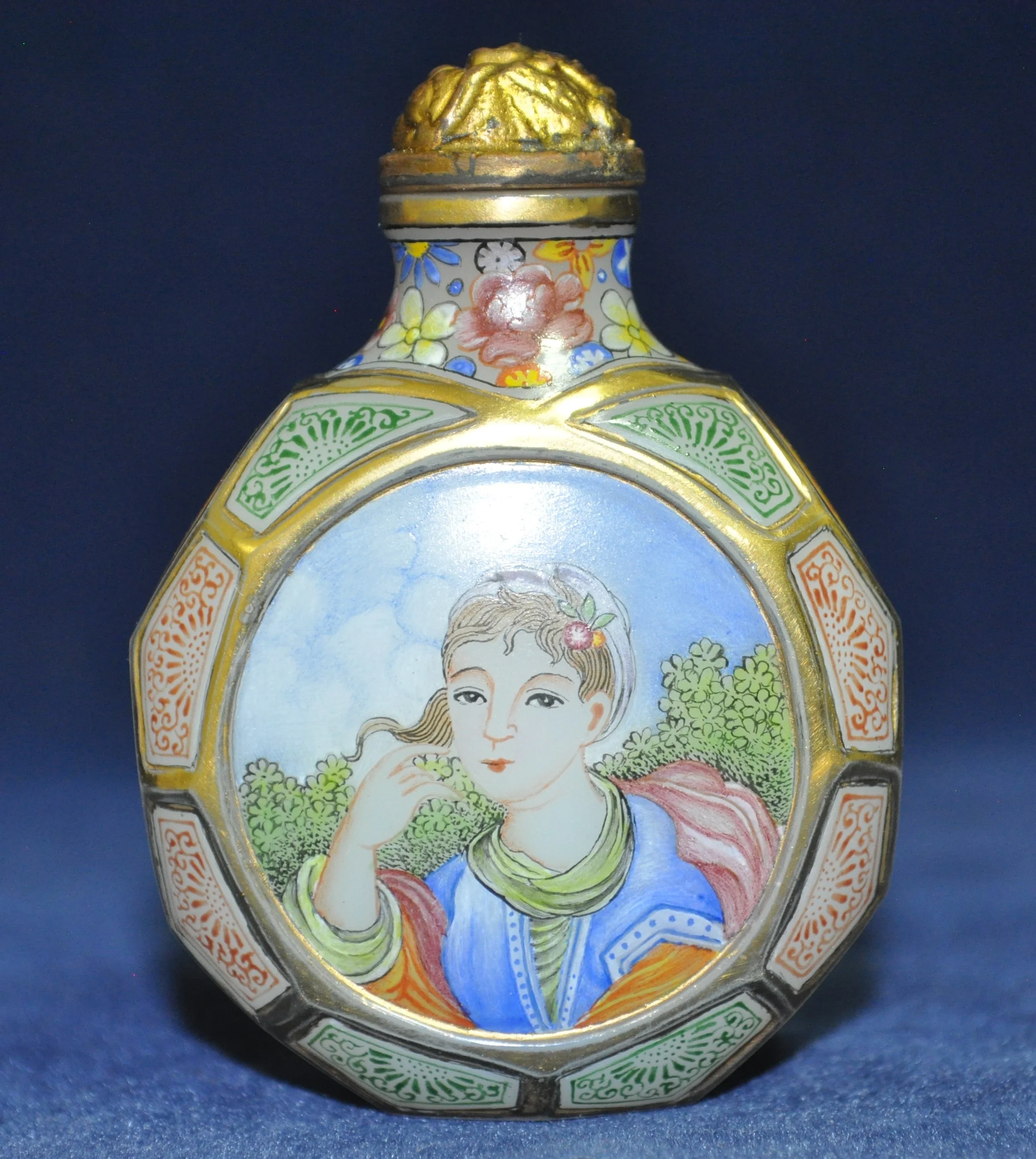 八面乾隆本朝御制西洋女珐琅涅白鼻烟壶4.4x2.1x5.0cmDSC_0147 - Copy.JPG