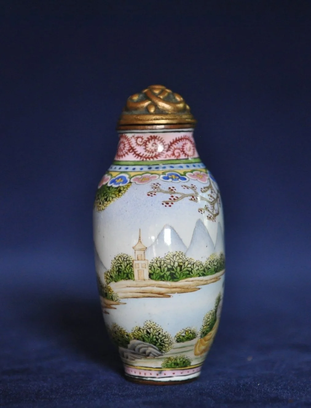 乾隆 御制琺琅彩中国仕女小童, 小童牧羊 铜胎鼻烟壶 蓝料乾隆 年制款3.7X2.40X5.6 CMDSC_0669 - Copy.JPG