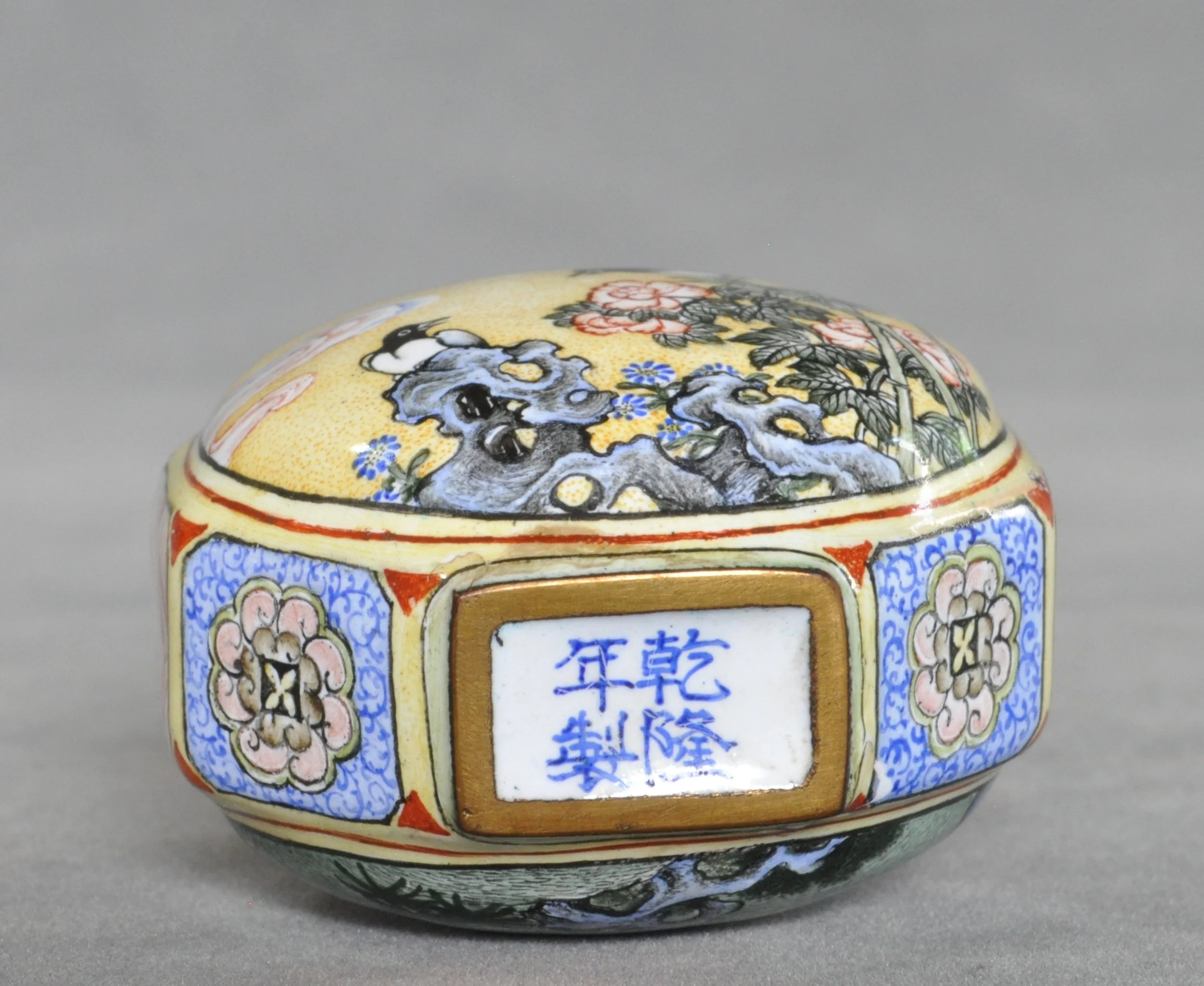 LKW84乾隆 御制琺琅彩铜胎御制面喜鹊鹌鹑边胭脂红西洋屋    八边鼻烟壶 4.2X3.0X5.9公分 台北故宫有类似鹌鹑图案但圆形琺琅彩铜胎圆鼻烟壶 DSC_0319 - Copy.JPG