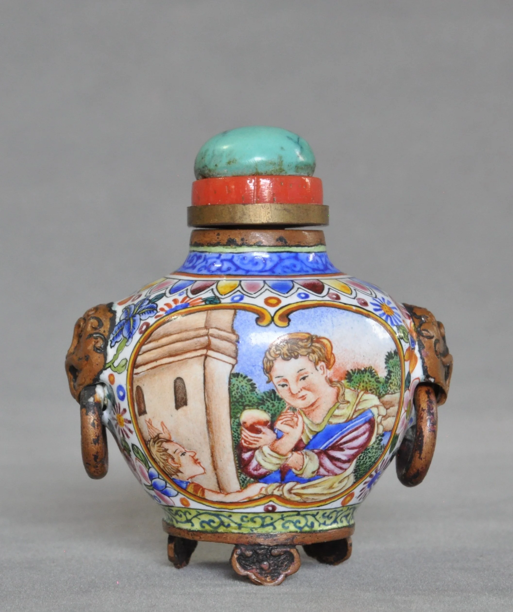 乾隆御制缸形三如意足双铺首环铜胎城堡西洋仕女小童珐琅彩鼻烟壶 4.4X3.5X4.6CM  DSC_0271.JPG
