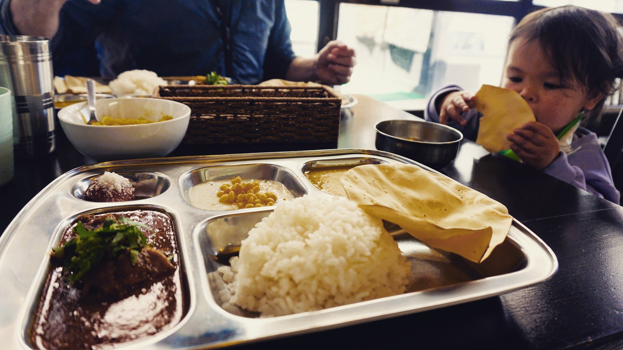 Lunch at the best damn Indian in Nagano. Hana-chan's now addicted to papadum
@doon.shokudo.indoyama 

#Matsumoto #doonshokudoindoyama #indianfoodinjapan #松本市 #DOON食堂印度山
